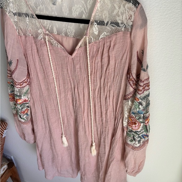 Boho Umgee Blush and Cream Lace Blouse with Embroidered sleeves in size large - Picture 4 of 14